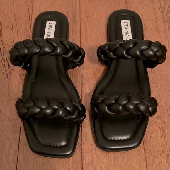 Steve Madden Black Sandal - Picture 2 of 3